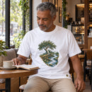 Camiseta Masculina Branca Plantado junto às águas — Ambientada 04