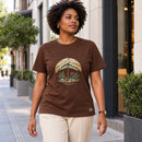 Camiseta Feminina Marrom Refúgio sob Suas asas — Ambientada 02