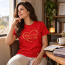 Camiseta Feminina Vermelha Onde há amor, Deus está — Ambientada 01