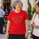Camiseta Feminina Vermelha Onde há amor, Deus está — Ambientada 04