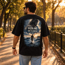 Camiseta Oversized Preta Guia-me — Ambientada 02