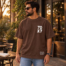 Oversized Marrom Full 70X7 — Ambientada 01