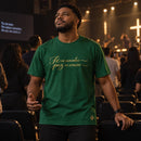 Camiseta Masculina Verde Fé no caminho, paz no coração — Ambientada 02