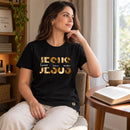 Camiseta Feminina Preta Jesus Lives In Me — Ambientada 01