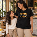 Camiseta Feminina Preta Jesus Lives In Me — Ambientada 03