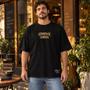 Camiseta Oversized Preta Levanta-te e Anda — Ambientada 01