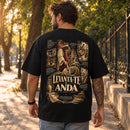 Camiseta Oversized Preta Levanta-te e Anda — Ambientada 02