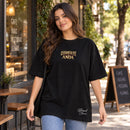 Camiseta Oversized Preta Levanta-te e Anda — Ambientada 03