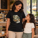 Camiseta Feminina Preta O Pai corre ao encontro — Ambientada 03
