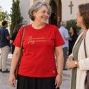 Camiseta Feminina Vermelha Fé no caminho, paz no coração — Ambientada 04