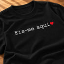 Camiseta Feminina Preta Eis-me aqui — Zoom
