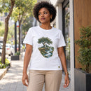 Camiseta Feminina Branca Plantado junto às águas — Ambientada 02