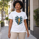 Camiseta Feminina Branca Ele abriu o mar — Ambientada 02