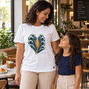 Camiseta Feminina Branca Ele abriu o mar — Ambientada 03
