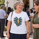 Camiseta Feminina Branca Ele abriu o mar — Ambientada 04