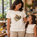 Camiseta Feminina Off White O deserto florescerá — Ambientada 03