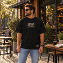Camiseta Oversized Preta Jesus Anda Sobre as Águas — Ambientada 01