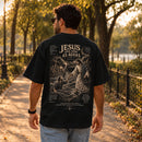 Camiseta Oversized Preta Jesus Anda Sobre as Águas — Ambientada 02
