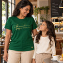 Camiseta Feminina Verde Fé no caminho, paz no coração — Ambientada 03