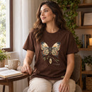 Camiseta Feminina Marrom Em Cristo, nova criação — Ambientada 01