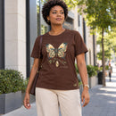 Camiseta Feminina Marrom Em Cristo, nova criação — Ambientada 02
