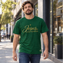 Camiseta Masculina Verde Jesus, nossa esperança — Ambientada 01