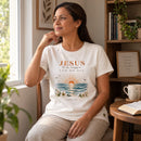 Camiseta Feminina Off White Jesus é a nossa luz do dia — Ambientada 04