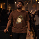 Camiseta Masculina Marrom Tudo tem seu tempo — Ambientada 02