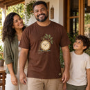 Camiseta Masculina Marrom Tudo tem seu tempo — Ambientada 03