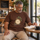 Camiseta Masculina Marrom Tudo tem seu tempo — Ambientada 04