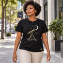 Camiseta Feminina Preta Os céus declaram Sua glória — Ambientada 02