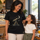 Camiseta Feminina Preta Os céus declaram Sua glória — Ambientada 03
