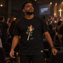Camiseta Masculina Preta Arde, mas não se consome — Ambientada 02