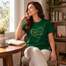Camiseta Feminina Verde Onde há amor, Deus está — Ambientada 01