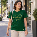 Camiseta Feminina Verde Onde há amor, Deus está — Ambientada 02