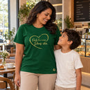 Camiseta Feminina Verde Onde há amor, Deus está — Ambientada 03