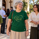 Camiseta Feminina Verde Onde há amor, Deus está — Ambientada 04