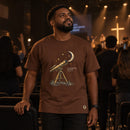 Camiseta Masculina Marrom Os céus declaram Sua glória — Ambientada 02