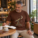 Camiseta Masculina Marrom Os céus declaram Sua glória — Ambientada 04
