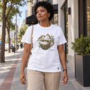 Camiseta Feminina Branca O Pai cuida dos pardais — Ambientada 02