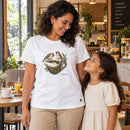 Camiseta Feminina Branca O Pai cuida dos pardais — Ambientada 03