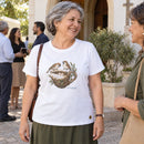 Camiseta Feminina Branca O Pai cuida dos pardais — Ambientada 04