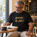 Camiseta Masculina Preta Jesus Lives In Me — Ambientada 04