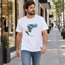 Camiseta Masculina Branca Sua voz acalma — Ambientada 01