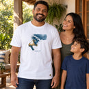Camiseta Masculina Branca Sua voz acalma — Ambientada 03