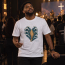Camiseta Masculina Branca Ele abriu o mar — Ambientada 02