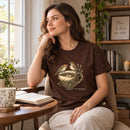 Camiseta Feminina Marrom O Pai cuida dos pardais — Ambientada 01