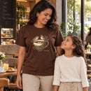 Camiseta Feminina Marrom O Pai cuida dos pardais — Ambientada 03