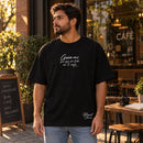 Camiseta Oversized Preta Guia-me Pra Que em Tudo em Ti Confie — Ambientada 01