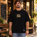 Camiseta Oversized Preta Nem Só de Pão Vive o Homem — Ambientada 01